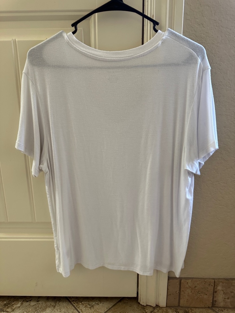 American Eagle Outfitters White V-Neck Short Sleeve Tee Small - Picture 3 of 3